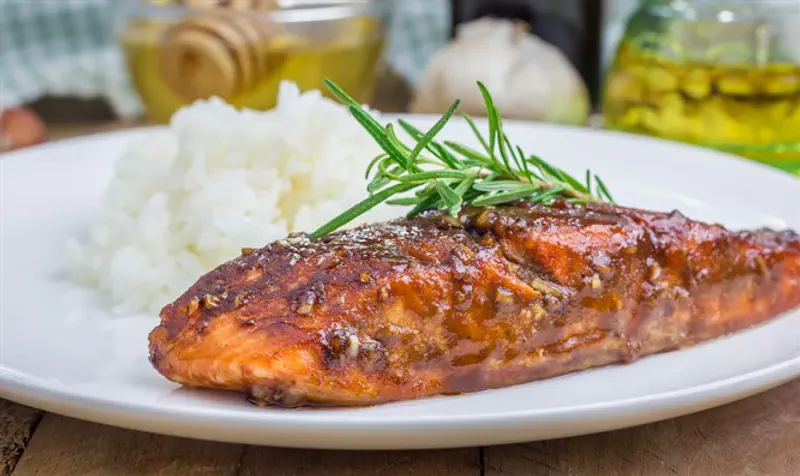 Baked salmon fillet in balsamic honey-mustard sauce with rice