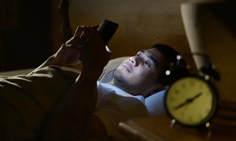 לישון עם הפלאפון- לא בריא ולא כדאי