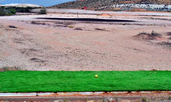 אחד הדברים היחידים שמעל האדמה- מגרש גולף