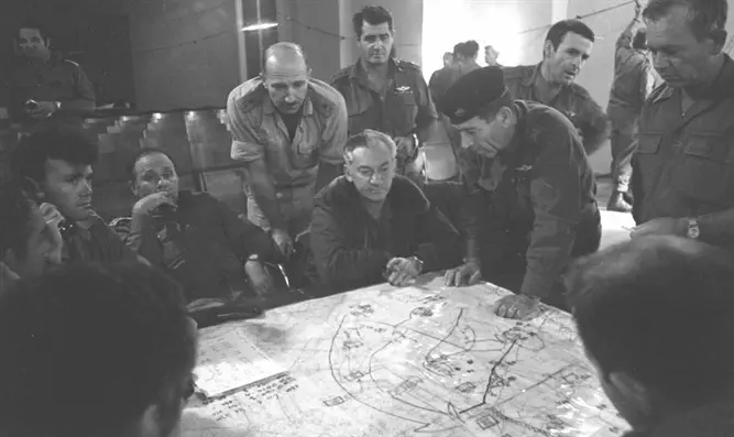 הרמטכ"ל לשעבר חיים בר לב במפקדת פיקוד צפון בזמן המלחמה