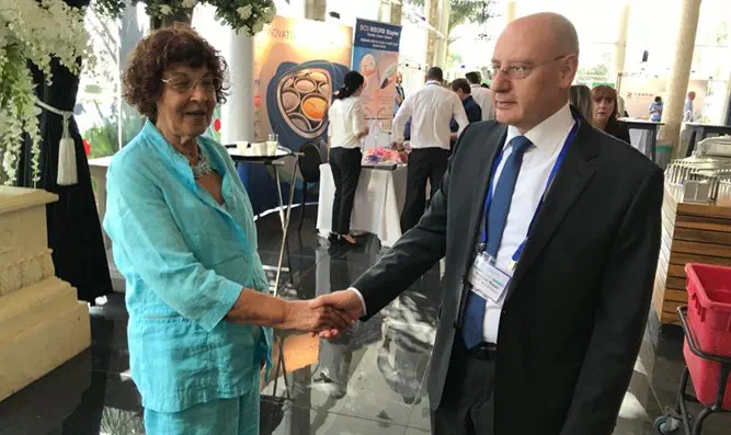 נדיה כהן עם מנהל בית החולים, היום