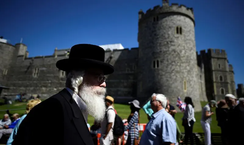 Jew walks past Windsor Castle during rehearsals for wedding of Prince Harry