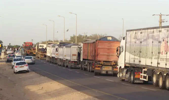 Trucks waiting outside of Kerem Shalom crossing