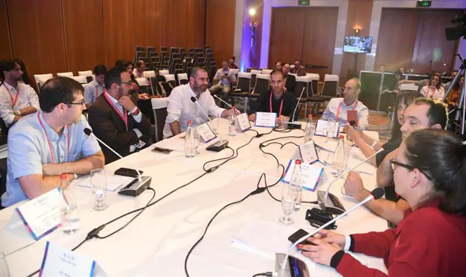 הגענו לכנס הנדל״ן לדבר על קורת גג