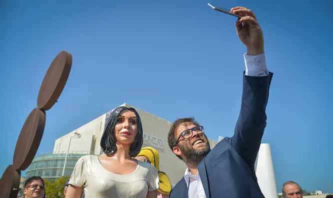 Hazan poses for selfie with statue of Culture Minister Miri Regev