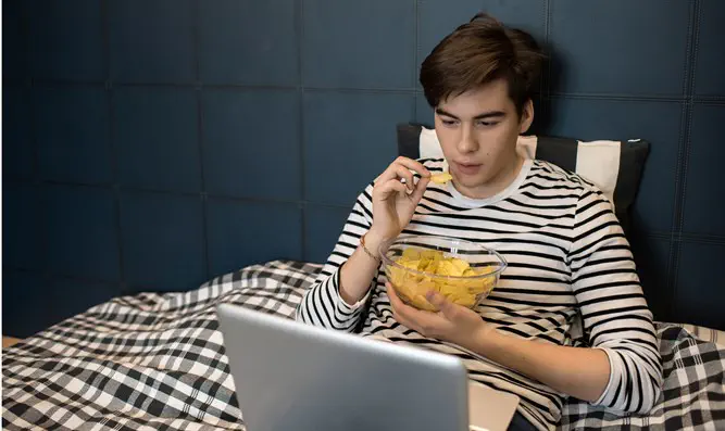 גם לשבת כל היום וגם חטיפים? שילוב בעייתי