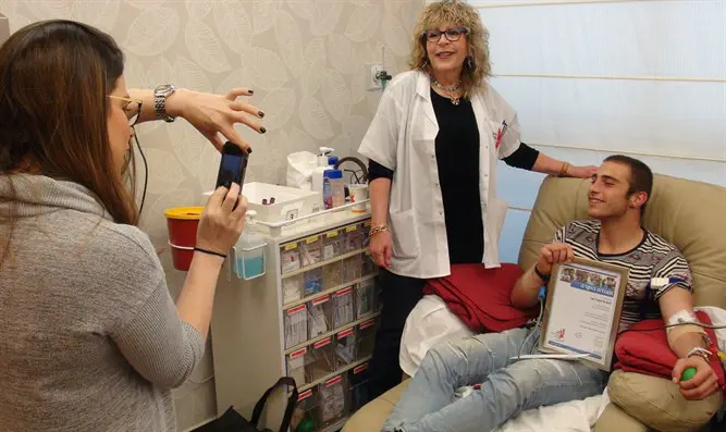 גפן פרסקו עם תעודת הוקרה של "עזר מציון"