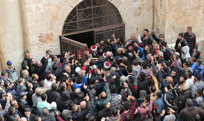 הפריצה האלימה של הערבים למתחם שער הרחמים בהר הבית לפני שבועיים