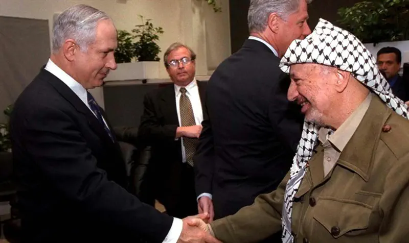 Netanyahu shakes Arafat's hand at Wye Summit