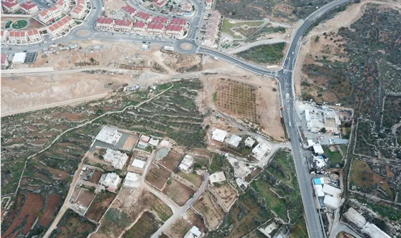 Proximity of illegal Arab building to Efrat homes