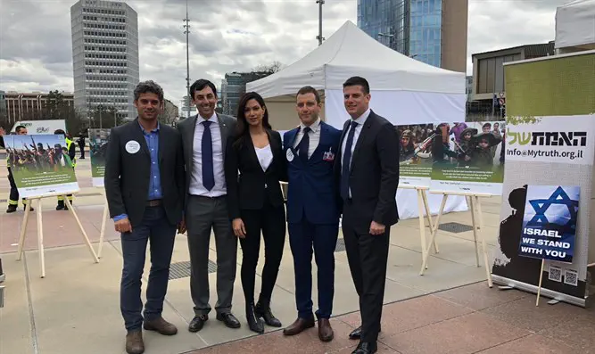 המשלחת מול בניין מטה האו"ם בז'נבה