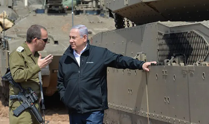 נתניהו בשיחה עם מפקד עוצבת הפלדה