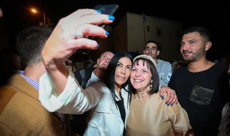 Selfies in Beit Shemesh with Mayor-elect Dr. Aliza Bloch
