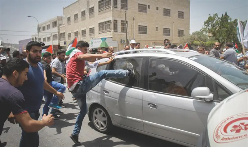 Lynch mob attacks Israeli vehicle in Hawara, May 2017