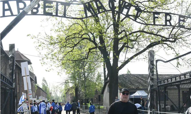 פוליקר בכניסה למחנה ההשמדה אושוויץ