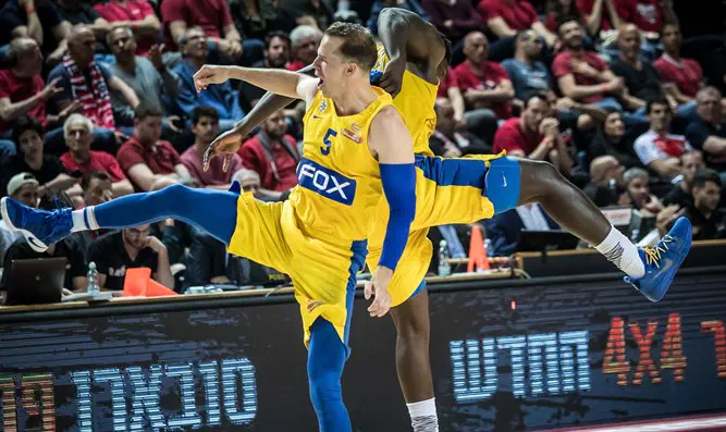 מייקל רול וג'וני אובראיינט חוגגים את הניצחון בדרבי