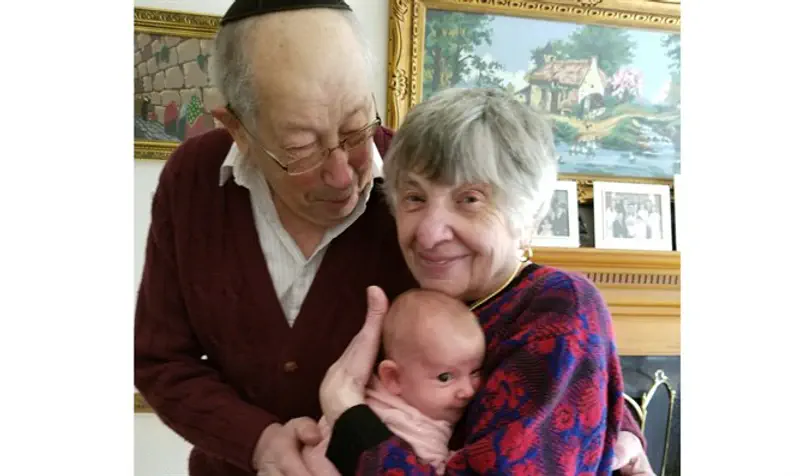 Gittel Moskowitz z"l with husband Leib, and her their great grand daughter Eliora Rena Chana Moskoowitz Fialkow.