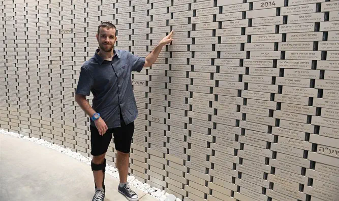 אוהד בן ישי שנפצע קשה ב'צוק איתן' בביקור ראשון בהיכל הזיכרון
