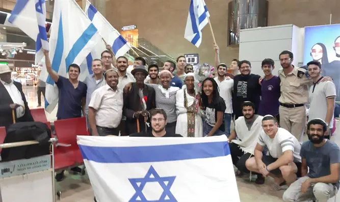 חברי מכינת מעוד עם עלמוש מנגיסטו והוריה