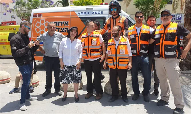 עליזה בלוך עם מתנדבי 'איחוד הצלה'