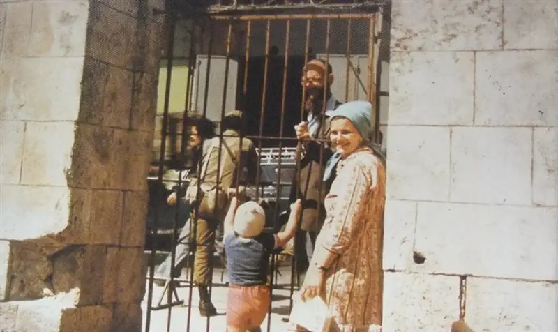 הרבנית לוינגר מאחורי שער בית הדסה