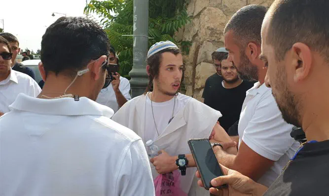 שוטרים מתעמתים עם מפגין במחאת 'להבה'