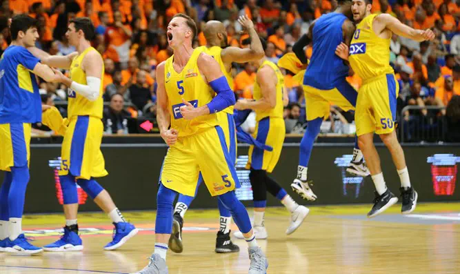 שחקני מכבי תל אביב חוגגים