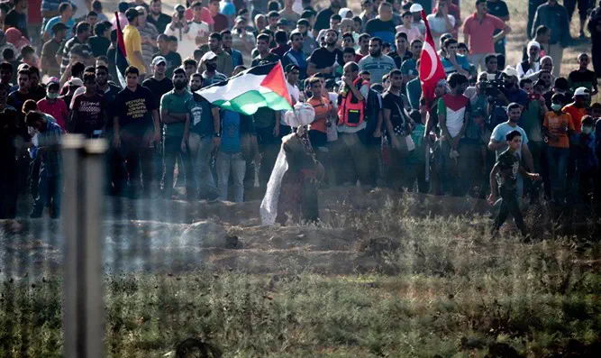 ערבים מתפרעים ליד גדר המערכת בעזה