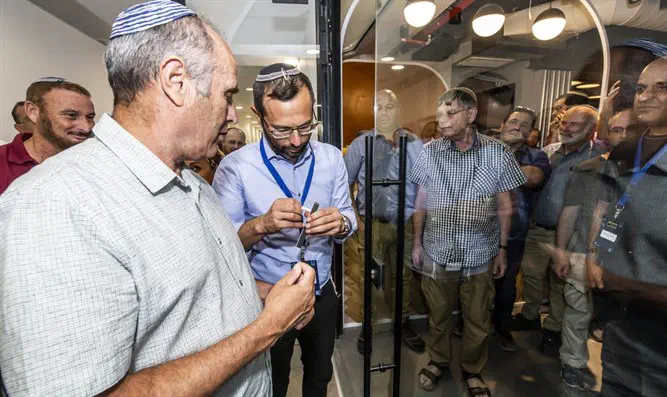 ראש המועצה ישראל גנץ קובע מזוזה