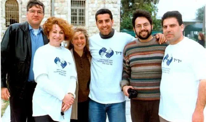 פרופ' אלבשן עם מקימי העמותה, לפני 22 שנים