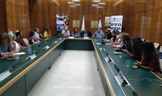 בראש השולחן מימין: אילן רוט, יעקב חגואל, איילת שקד, נחי אייל.