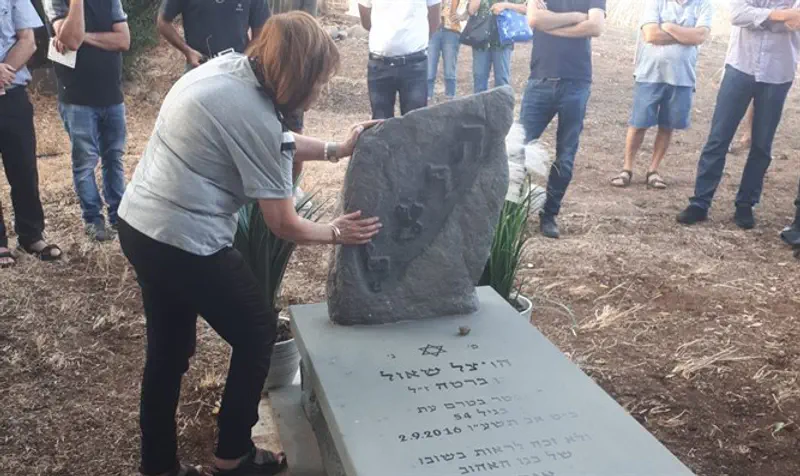 Zehava Shaul at the memorial for her husband.