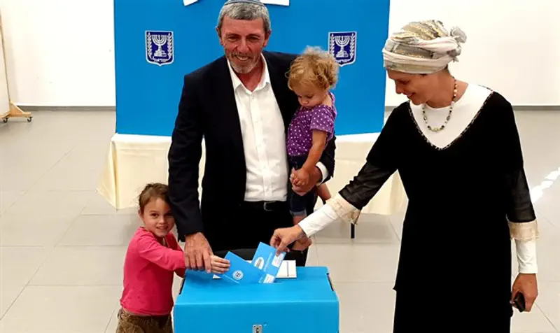 Rabbi Rafi Peretz and his wife vote