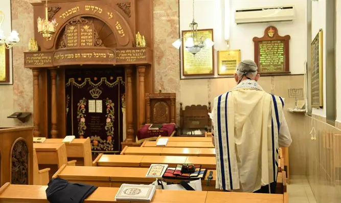 בני גנץ בבית הכנסת בכפר אחים