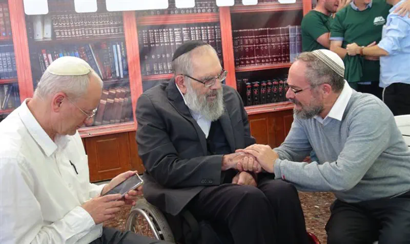 Rabbi Rabinovich encourages yeshiva supporters
