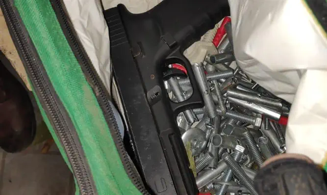 "נשק מוסתר בתוך תיק בתוך מחסן". הנשק שחשפו הלוחמים