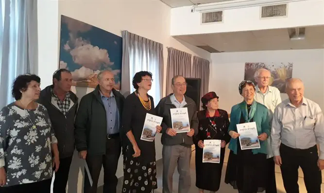 הענקת תעודת הוקרה על הנצחת מורשת גוש עציון