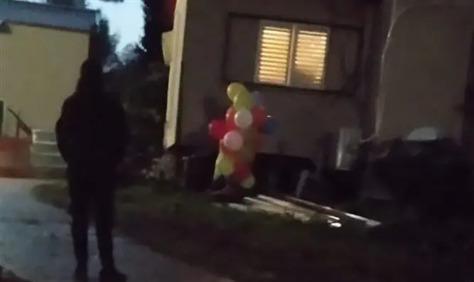 צרור הבלונים הקשור למטען