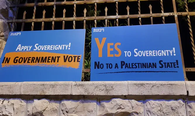Yes to sovereignty, no to Palestinian state: Vigil outside Netanyahu's residence