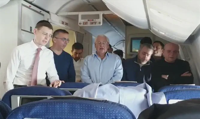 תפילת מנחה במטוס רה"מ בהובלת השגריר פרידמן