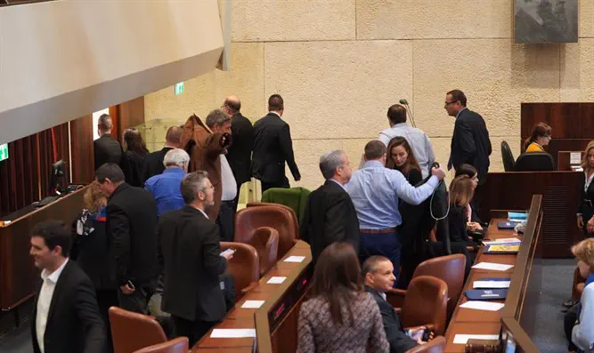 חברי כחול לבן נוטשים את המליאה לפני נאום בנט