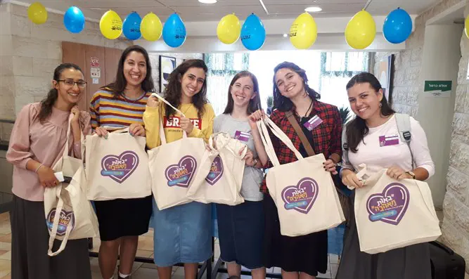 בנות השירות בזהות