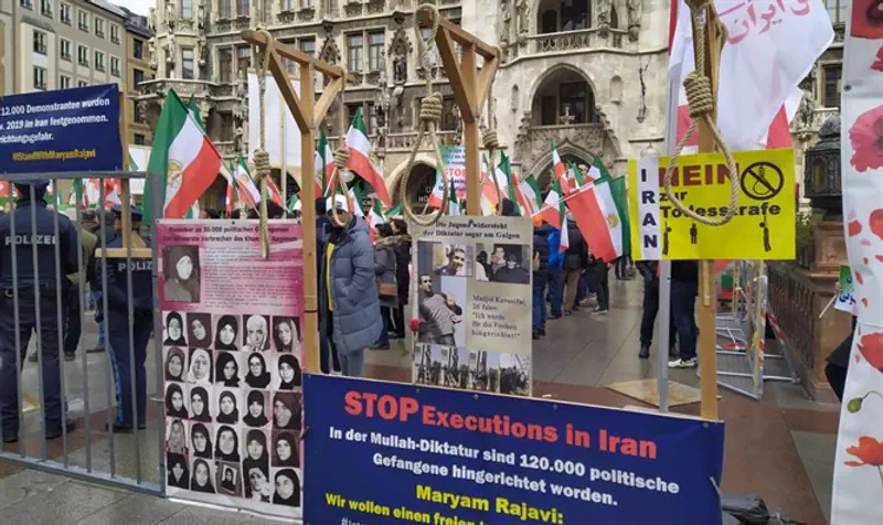 מפגינים נגד איראן במינכן
