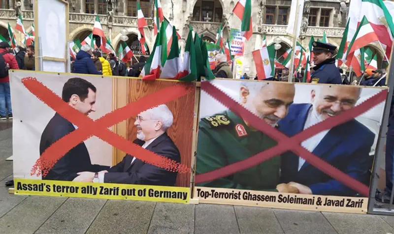 מפגינים נגד שר החוץ האיראני במינכן