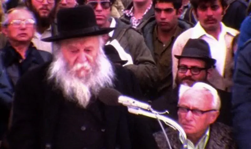 הרב צבי יהודה קוק בהנחת אבן הפינה לשילה. יושב מימינו ישראל אלדד