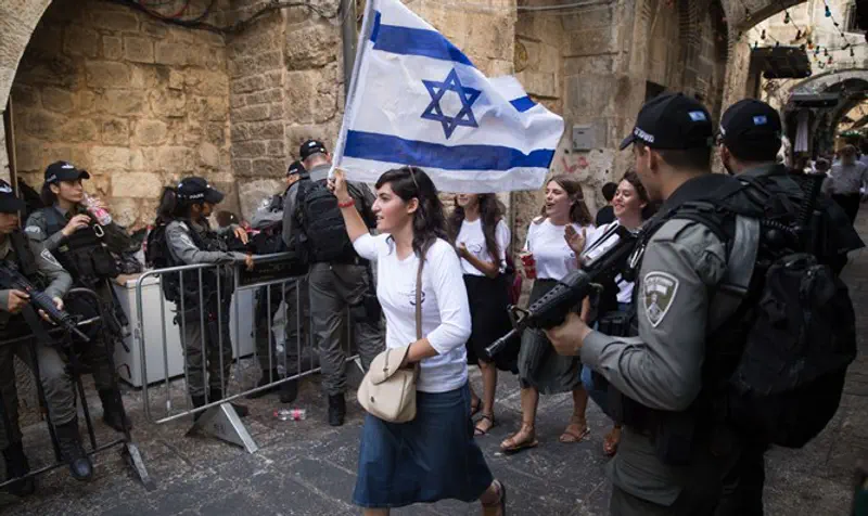 Jewish girls proclaim sovereignty in Jerusalem