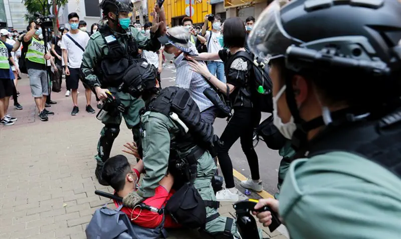 Police brutally repress Hong Kong peaceful protest