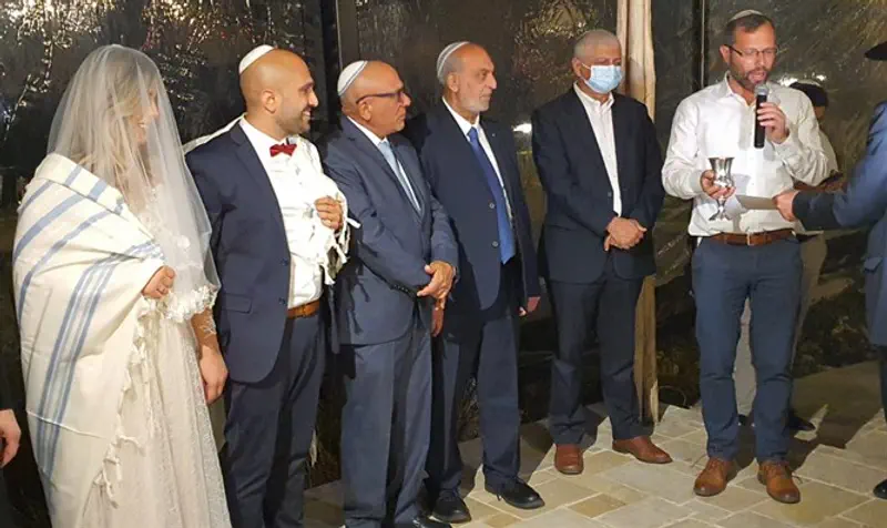 ישראל גנץ מברך בחתונה של אושריאל בן עמרם
