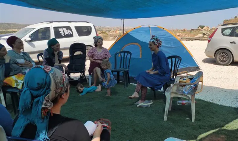 יעל שבח בהרצאה לנשים מאריאל בישוב אביתר