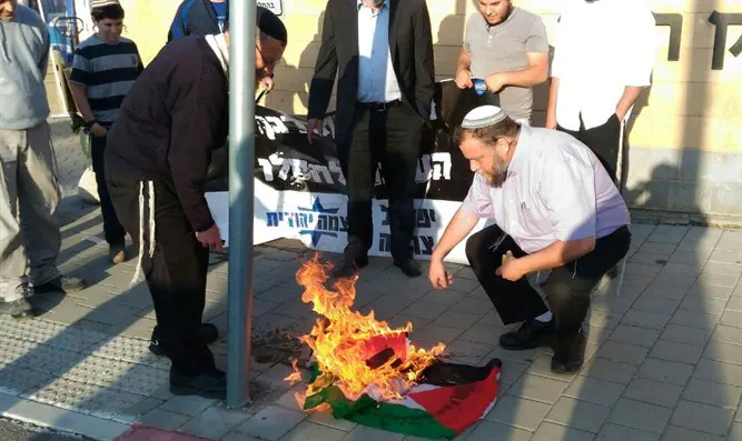 דגל אש"ף עולה באש